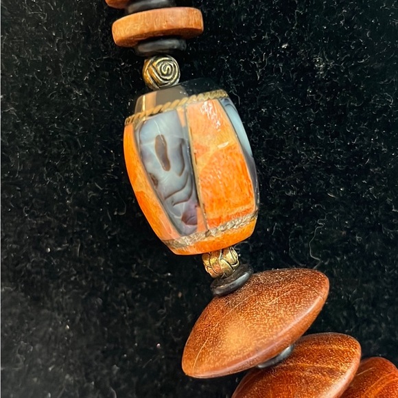 Wood and inlay shell and stone necklace. Clasp signed Hobe. - Picture 2 of 3